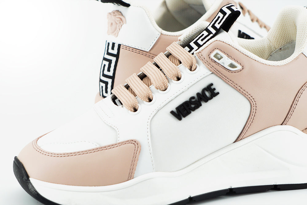 Sneakers Low Top Versace in Pelle di Vitello Rosa e Bianca, Logo Medusa