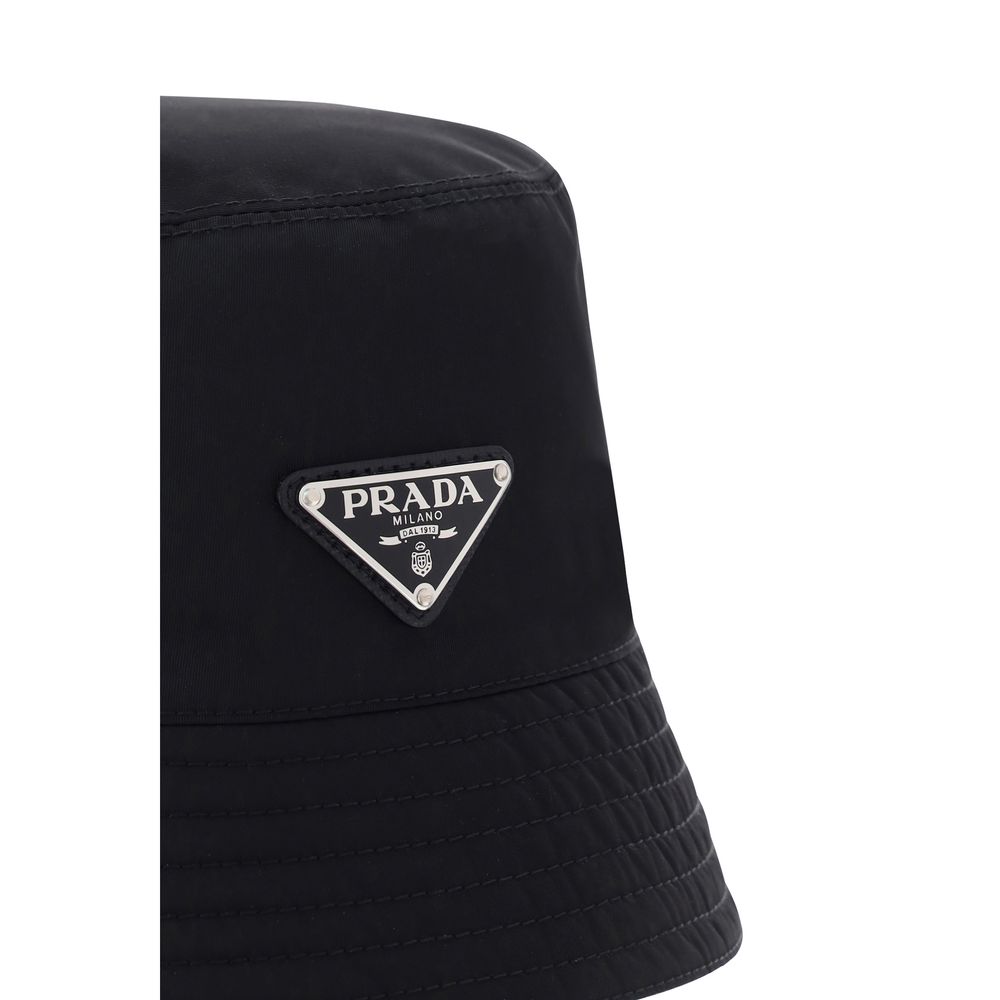Prada Cappello da Pescatore Re-Nylon Nero Logo Triangolo SS26