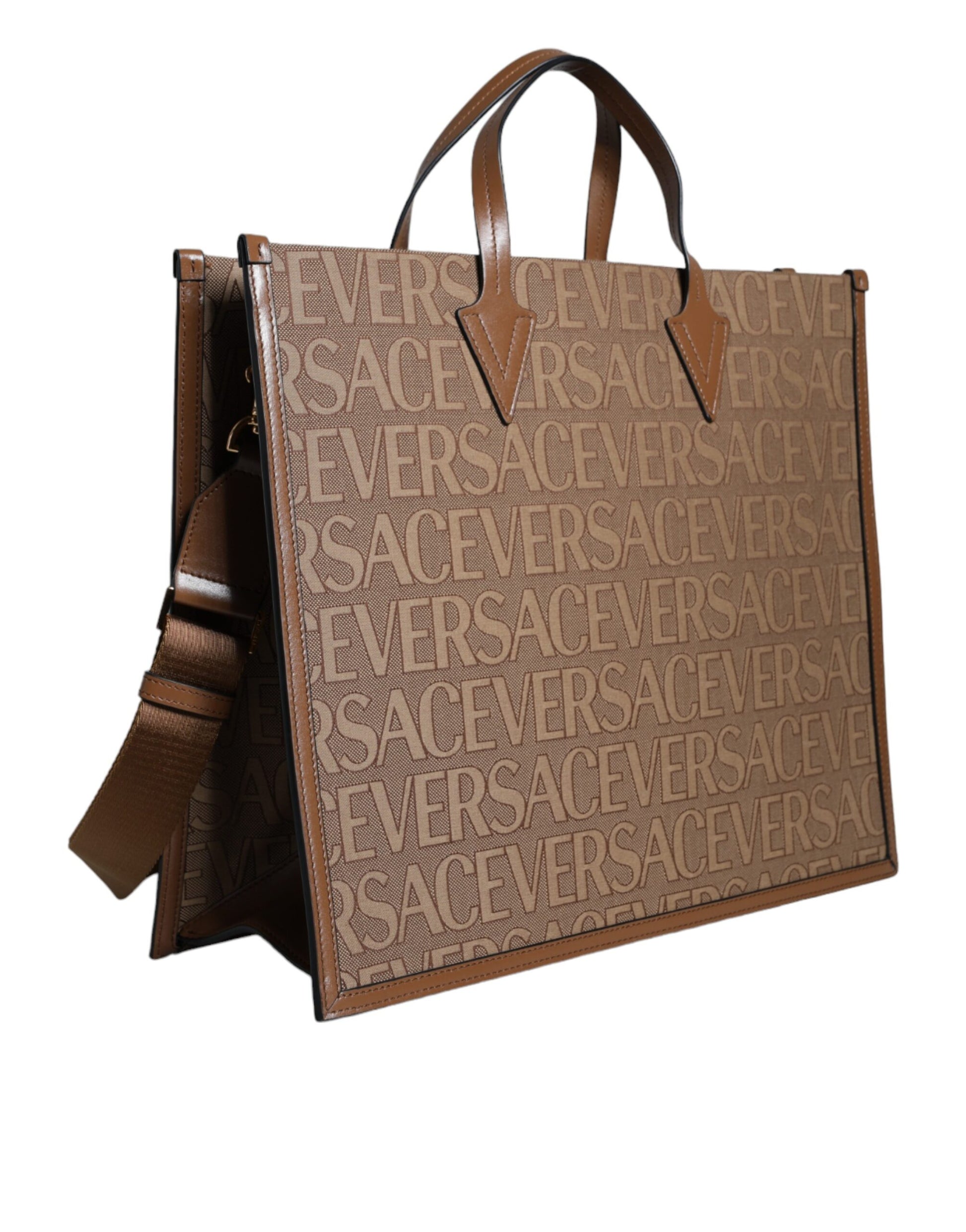 Borsa Tote Maxi Versace in Jacquard Marrone, Dettagli in Pelle e Tracolla 130cm