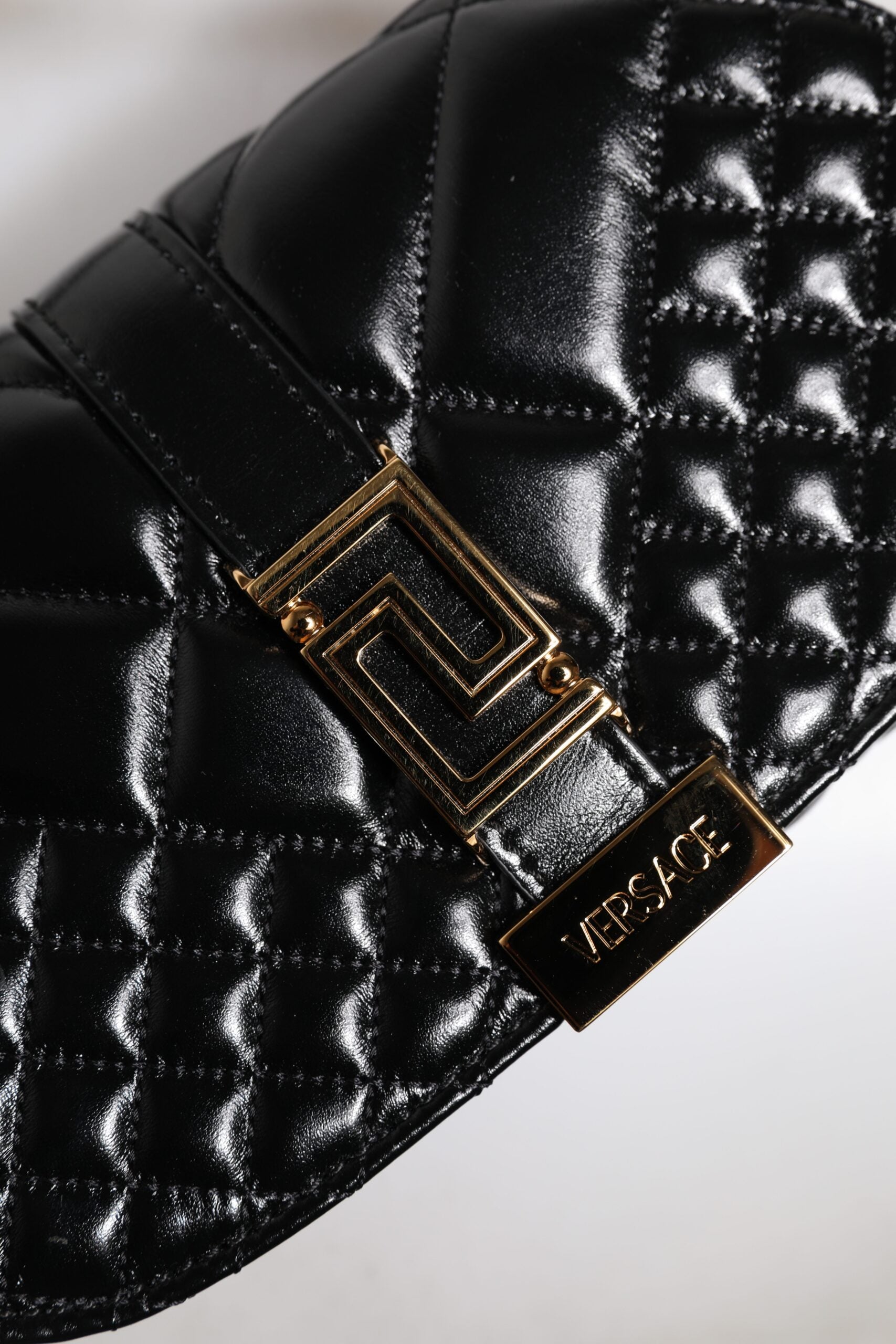 Borsa a Spalla Versace Quilted in Pelle di Vitello Nera, Tracolla Regolabile 53cm