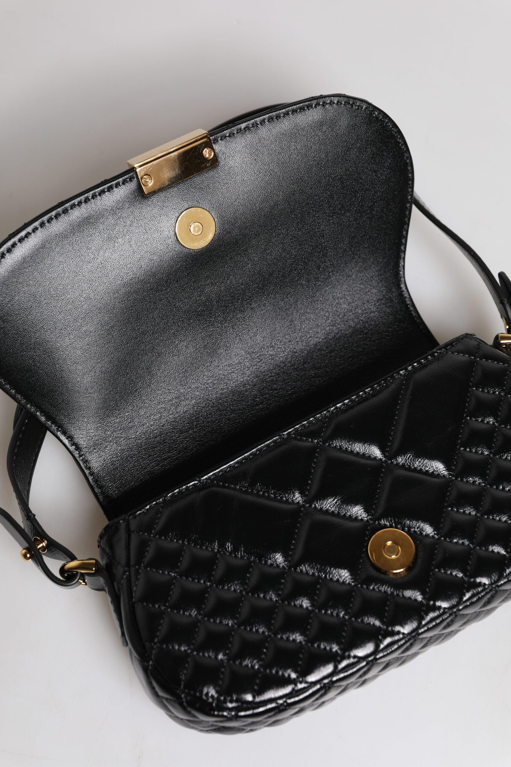 Borsa a Spalla Versace Quilted in Pelle di Vitello Nera, Tracolla Regolabile 53cm