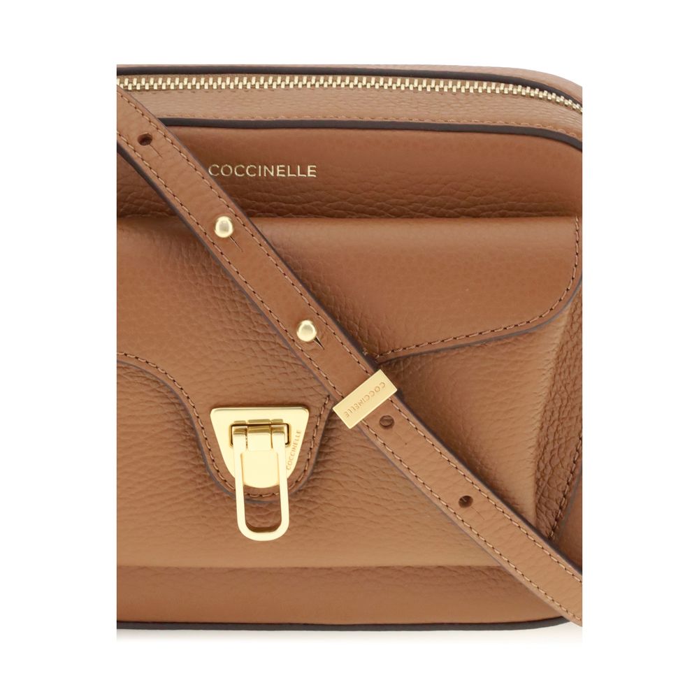Camera Bag Coccinelle Beat in Pelle con Chiusura a Plettro Colore Cognac