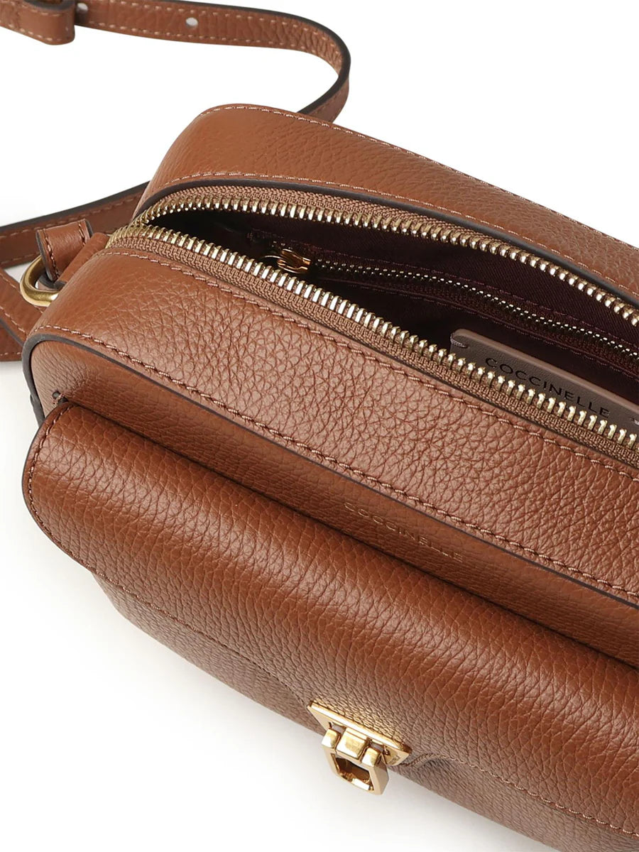 Camera Bag Coccinelle Beat in Pelle con Chiusura a Plettro Colore Cognac