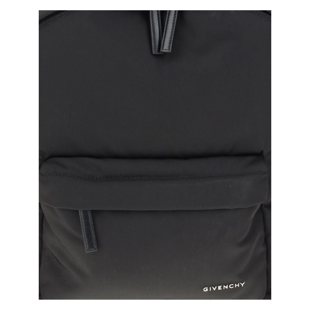 Zaino Givenchy Essential U Nero in Poliammide, Doppio Zip e Logo Metallo