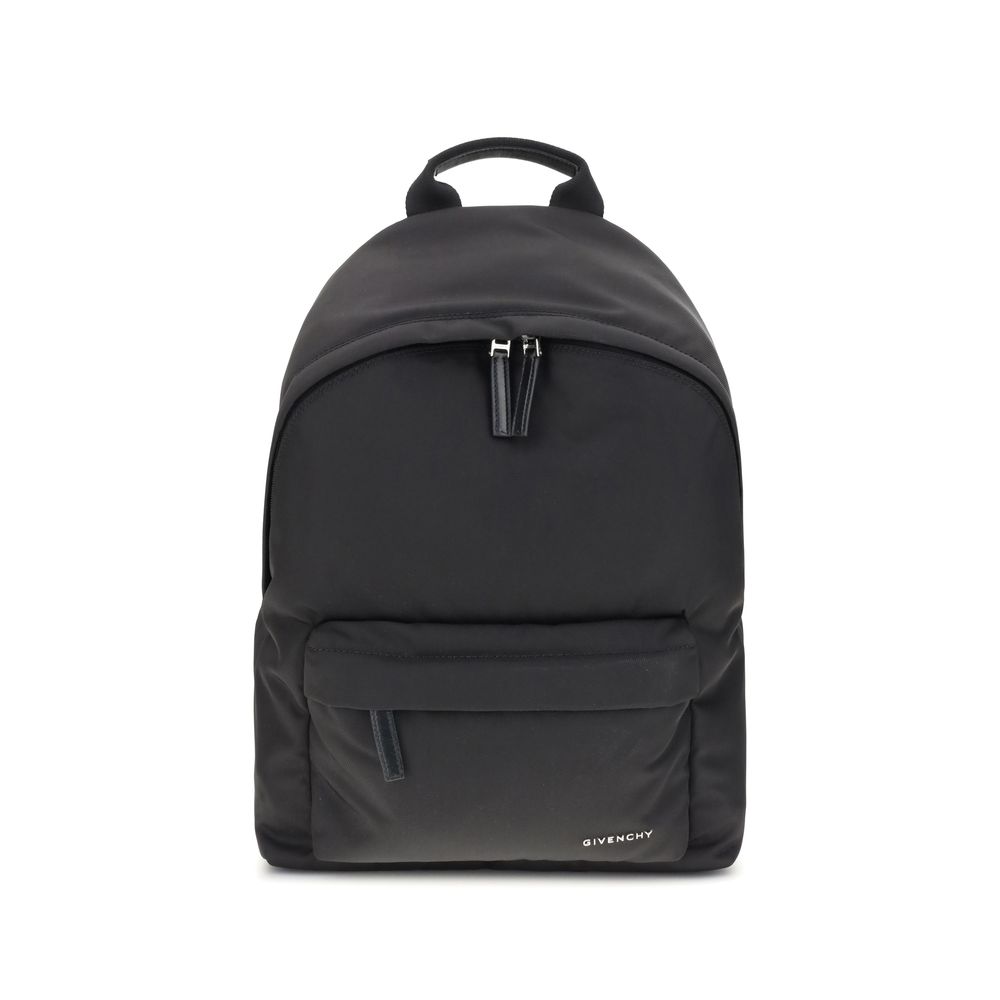 Zaino Givenchy Essential U Nero in Poliammide, Doppio Zip e Logo Metallo